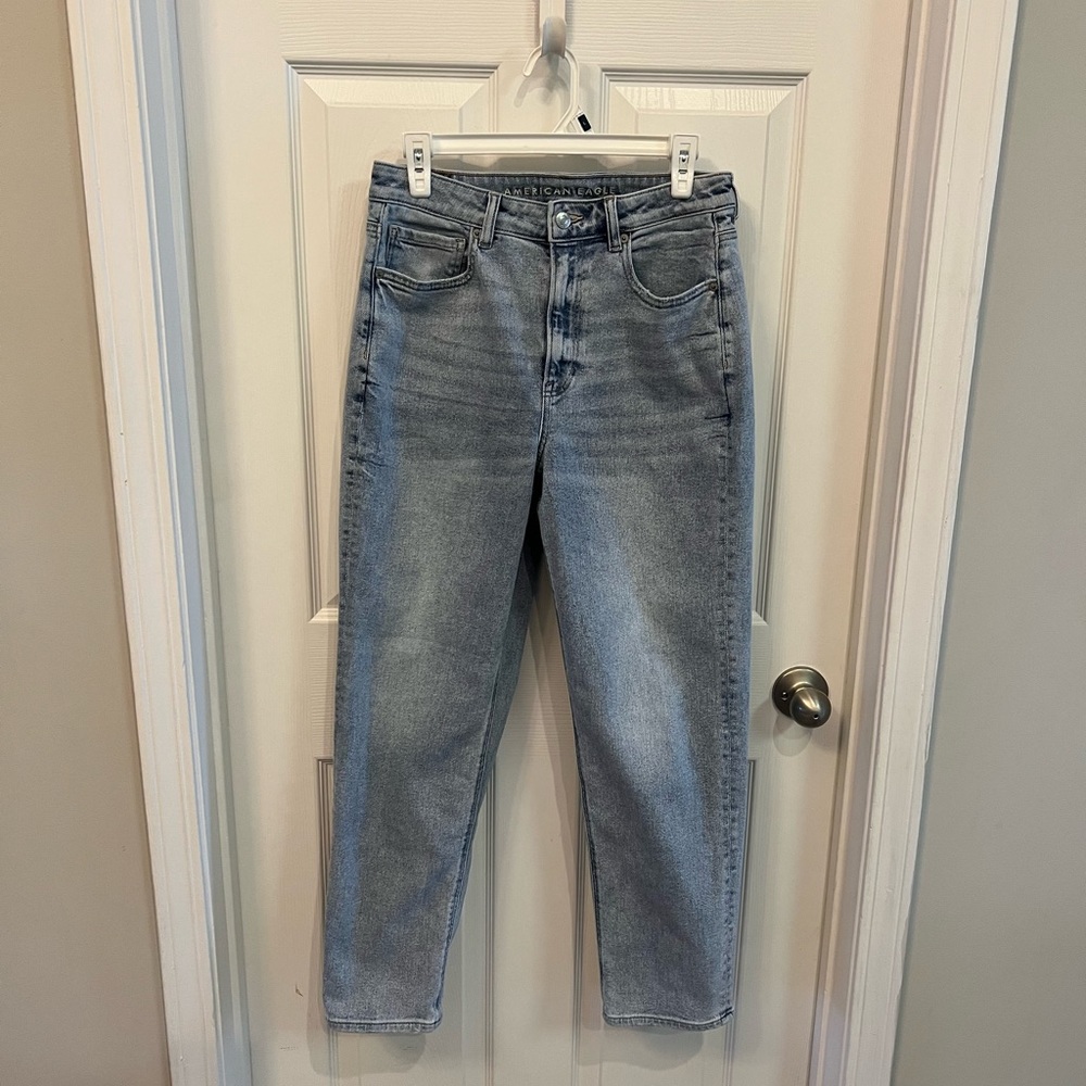 American Eagle Straight Mom Jeans - Size 8